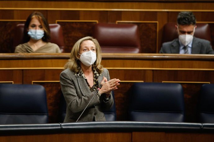 La vicepresidenta de Asuntos Económicos, Nadia Calviño, responde en una sesión de control al Gobierno en el Congreso