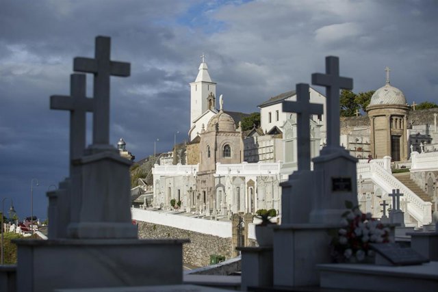 Vista de varias lápidas en el Cementerio parroquial de Luarca capital del concejo de Valdés.