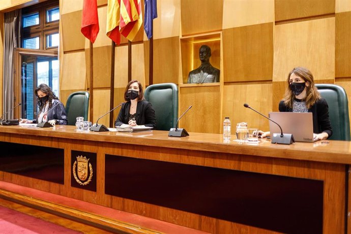 La  vicealcaldesa y consejera municipal de Cultura y Proyección Exterior del Ayuntamiento de Zaragoza, Sara Fernández, durante su comparecencia para detallar el presupuesto de este ejercicio