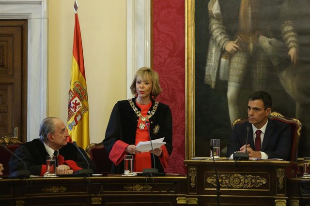 La presidenta del Consejo de Estado, María Teresa Fernández de la Vega, en su toma de posesión junto al jefe del Ejecutivo, Pedro Sánchez, en julio de 2018