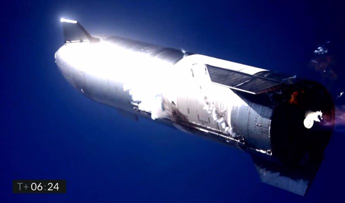 El cohete Starship SN9 momentos antes de estrellarse al retorno de un vuelo que alcanzó los 10.000 metros