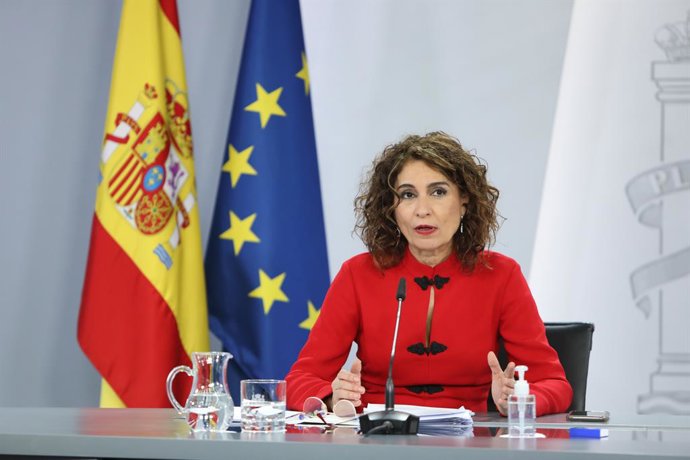La portavoz del Gobierno y ministra de Hacienda, María Jesús Montero interviene durante la rueda de prensa posterior al Consejo de Ministros, en el Complejo de la Moncloa, en Madrid (España), a 2 de febrero de 2021.  