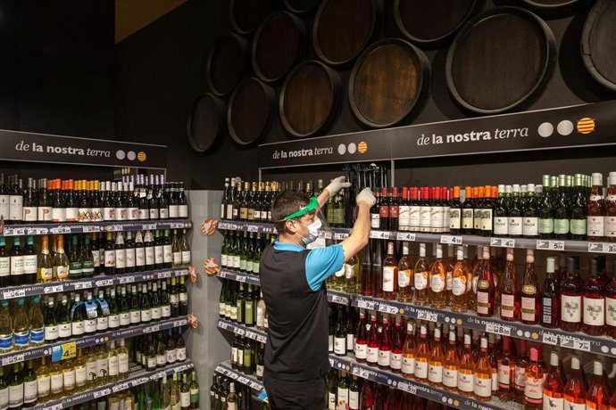 Caprabo amplía su gama de productos en tiendas pequeñas de Barcelona y Girona