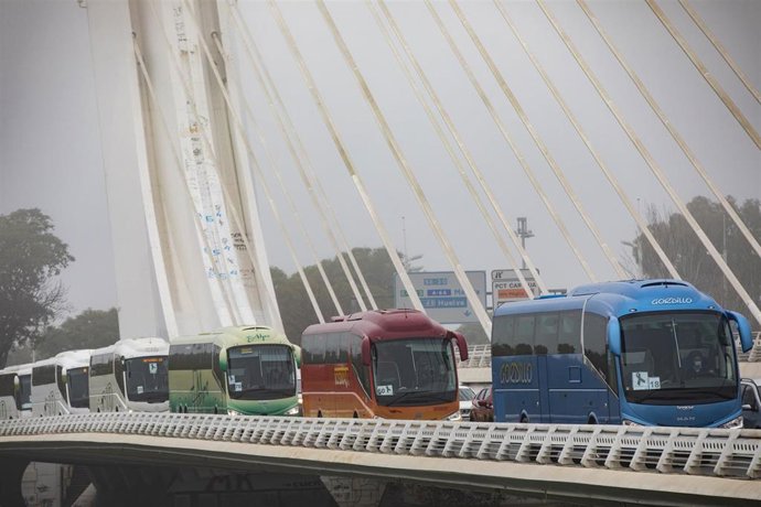 Autocares en la carretera