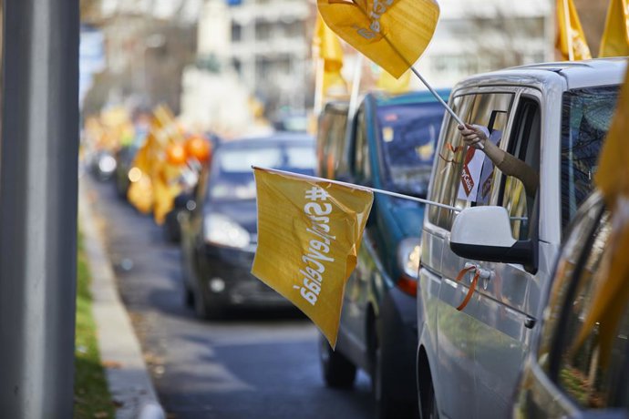 Varios coches circulan durante una manifestación contra la reforma educativa conocida como Ley Celaá, en Madrid (España), a 20 de diciembre de 2020. La plataforma Más Plurales, ha convocado para este domingo una nueva concentración de vehículos por toda