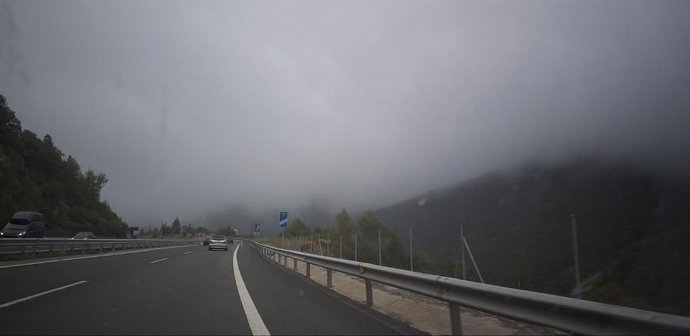 Autopista con niebla 