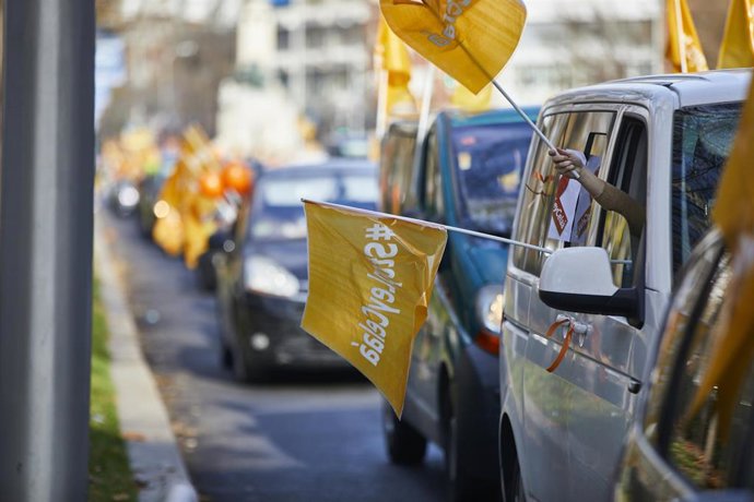Varios coches circulan durante una manifestación contra la reforma educativa conocida como Ley Celaá, en Madrid (España), a 20 de diciembre de 2020. La plataforma Más Plurales, ha convocado para este domingo una nueva concentración de vehículos por toda
