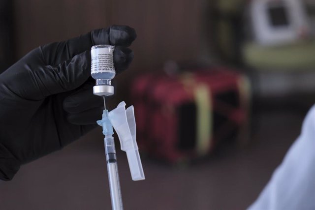 Un trabajador sanitario prepara una vacuna de Pfizer-BioNTech contra la Covid-19. 