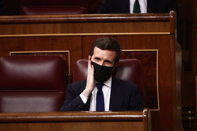 El líder del PP, Pablo Casado, hace un gesto en su cara dirigido a Pedro Sánchez durante la primera sesión de control al Gobierno de 2021 celebrada en el Congreso de los Diputados, en Madrid, (España), a 3 de febrero de 2021. 