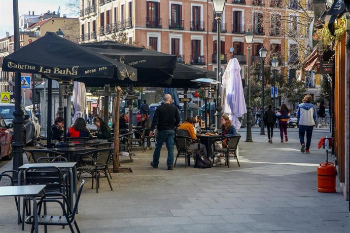Terraza del restaurante La Buhá en el distrito de La Latina en Madrid (España).