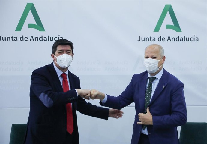 El vicepresidente de la Junta de Andalucía, Juan Marín (i) y el consejero de Educación y Deporte, Javier Imbroda (d), firman un convenio para la escolarización de menores infractores durante el cumplimiento de medidas judiciales.