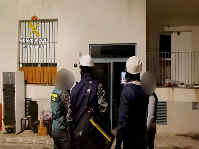 Uno de los registros practicados en las viviendas de Pechina