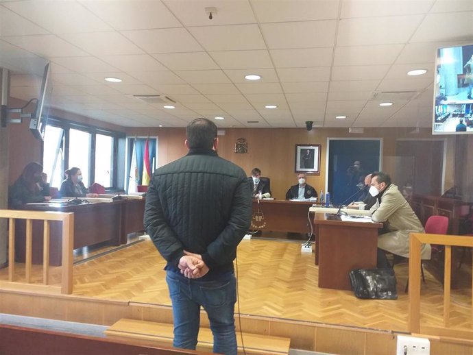 Hombre acusado de un delito de lesiones por romperle un vaso en la cara a otro, en la sección quinta de la Audiencia Provincial de Pontevedra.