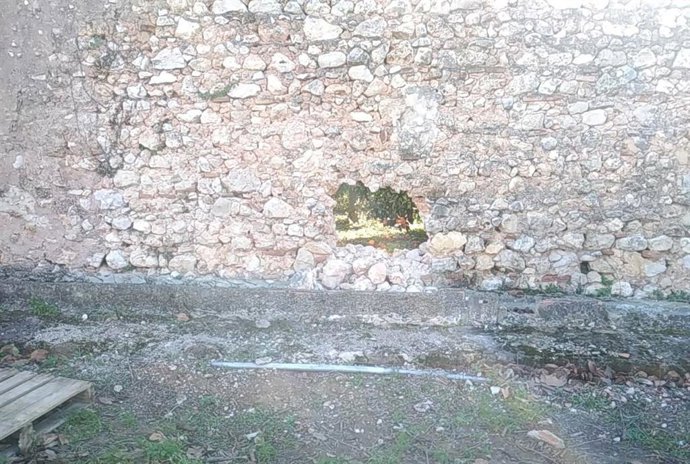 Agujero en el muro del Monasterio