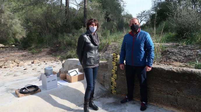 El conseller de Medio Ambiente y Territorio, Miquel Mir, y la directora general de Recursos Hídricos, Joana Garau