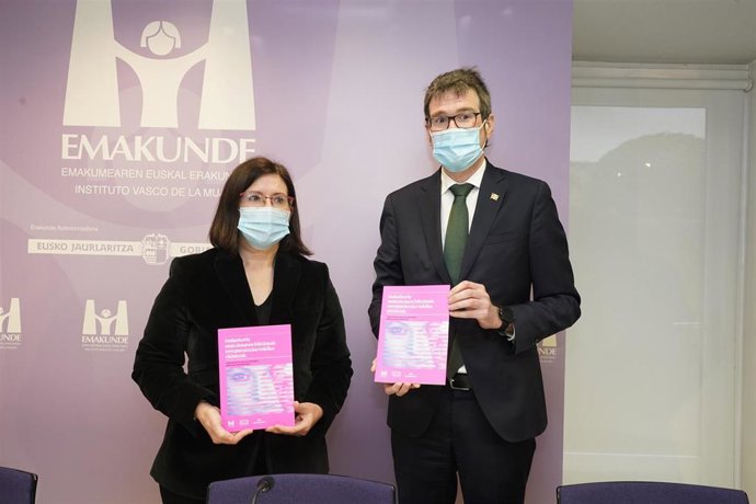 La directora de Emakunde-Instituto Vasco de la Mujer, Izaskun Landaida, y el alcalde de Vitoria y presidente de Eudel, Gorka Urtaran, han presentado este miércoles en Vitoria una guía