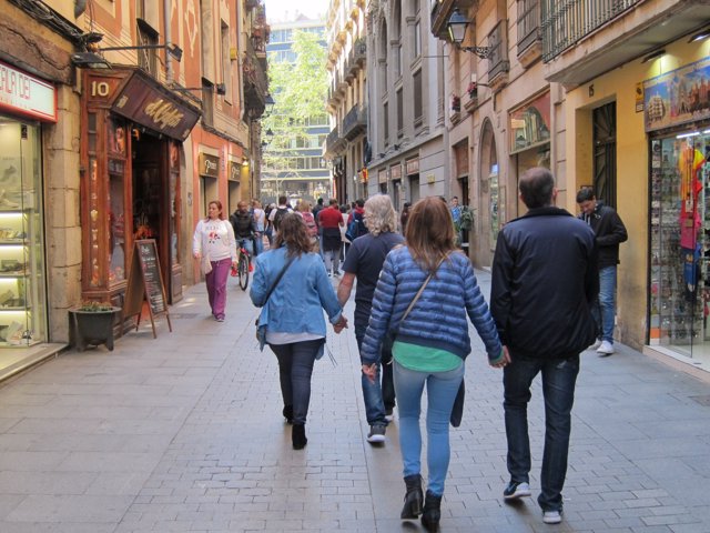 Gent, persona, persones, passejant, passeig, parella, parelles, matrimoni, matrimonis, compres, cap de setmana, catalans, turistes, turisme, la Rambla, carrer, carrers