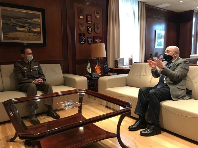 El delegado del Gobierno en Galicia, Javier Losada, se reúne con el general Juan Arrazola, jefe del Mando de Apoyo a la Maniobra del Ejército de Tierra