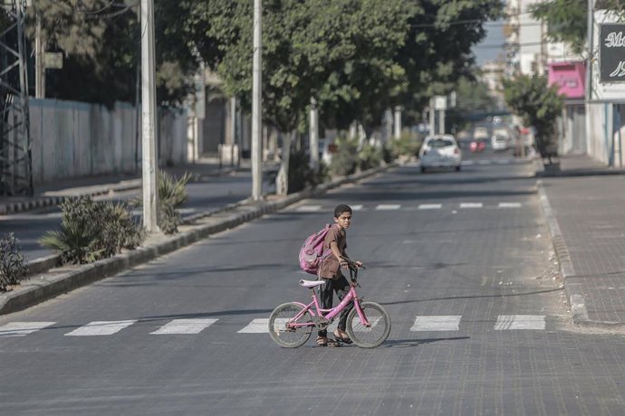 Un niño palestino durante el confinamiento en la Franja de Gaza