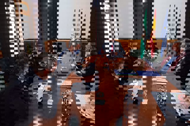 Varios consejeros en la reunión con el Ayuntamiento de Linares (Jaén) para el Plan Santana