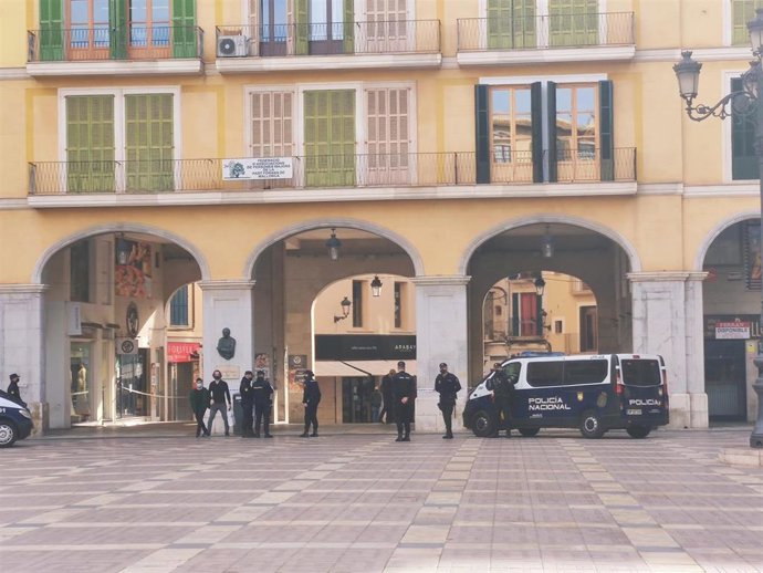 Furgones y agentes de la Policía Nacional en uno de los accesos a la Plaza Mayor, este miércoles.