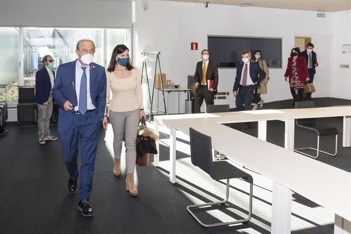 El consejero de Industria, Turismo, Innovación, Transporte y Comercio, Javier López Marcano, y la alcaldesa de Santander, Gema Igual