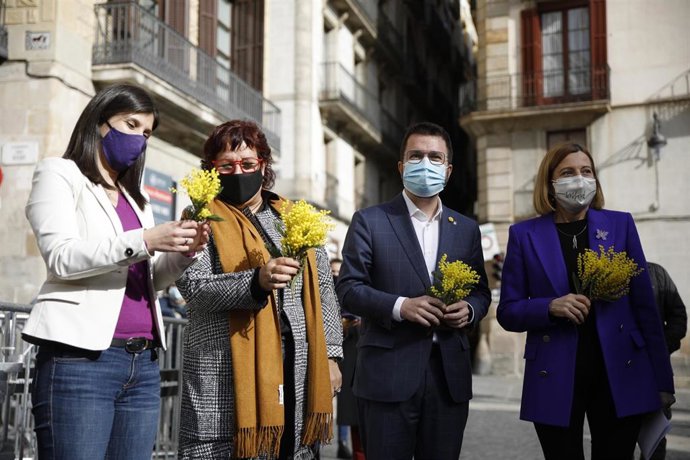 (I-D) La secretaria general adjunta de ERC, Marta Vilalta; la exconsellera Dolors Bassa; el vicepresidente de la Generalitat y candidato de ERC, Pere Aragons, y la expresidenta del Parlament Carme Forcadell, en un acto de campaña.