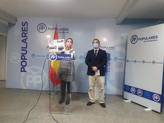 La presidenta del PP en Guadalajara, Ana Guarinos y el concejal del PP Jaime Carnicrero.