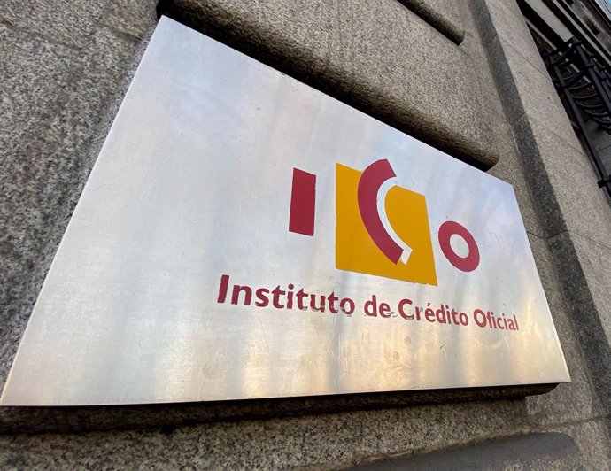 Placa con el logo del ICO (Instituto del Crédito Oficial), en una de las puertas de acceso de la sede, en el Paseo del Prado de Madrid (España).