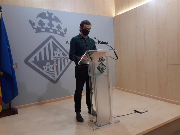 El regidor de Educación y Política Lingüística del Ayuntamiento de Palma, Lloren Carrió, durante una rueda de prensa.