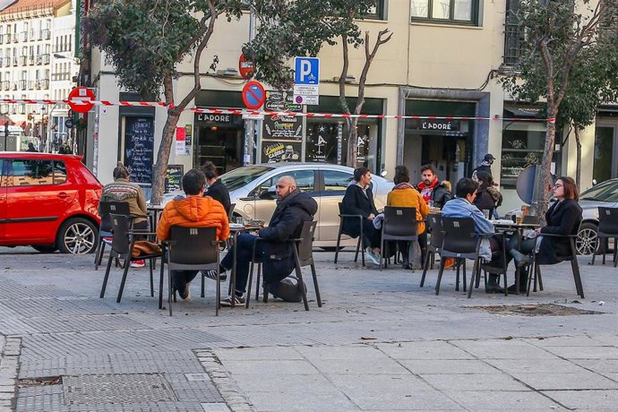 Varias mesas en una terraza del distrito de La Latina en Madrid