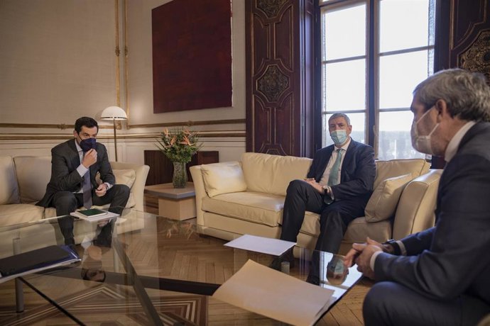 Imagen del encuentro este miércoles entre el presidente de la Junta, Juanma Moreno, y el presidente de Renault España, José Vicente de los Mozos.