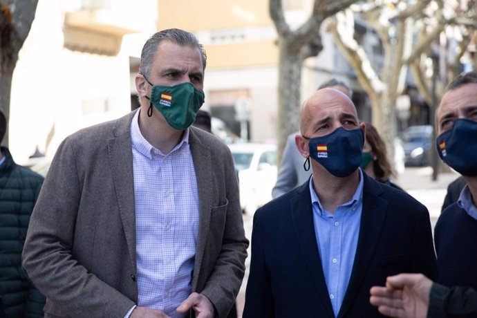 El diputado de Vox en el Congreso Javier Ortega Smith y el candidato de Vox en Lleida, Toni López, el sábado 30 de enero de 2021 en Balaguer (Lleida).