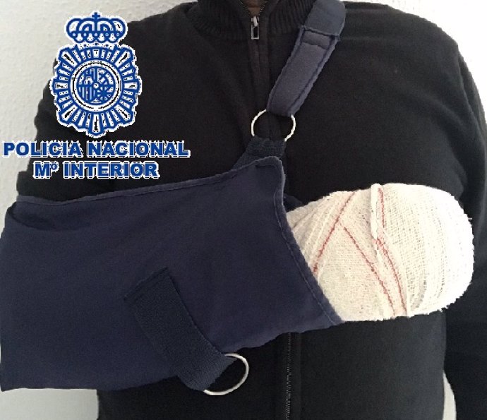 Policía herido en un brazo en Velez-Málaga