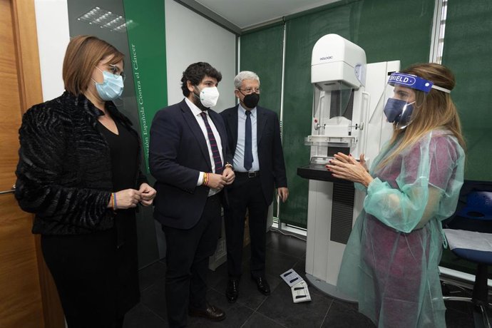 El presidente de la Comunidad y la vicepresidenta visitan la sede de la AECC en Murcia