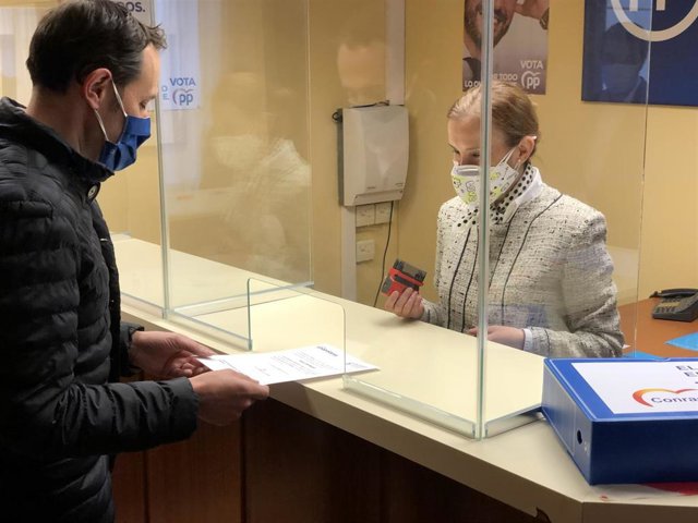 Conrado Íscar entrega los avales para formalizar su candidatura a la Presidencia del PP de Valladolid.