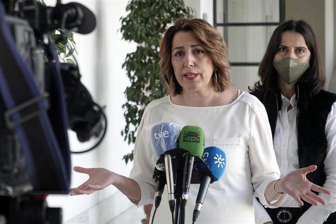 La secretaria general del PSOE-A, Susana Díaz, atiende a los medios en el Parlamento andaluz.