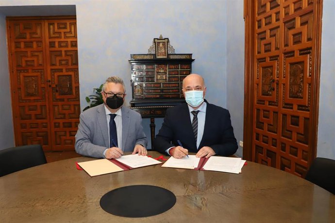 Antonio Ruiz (dcha.), firma el acuerdo con Esteban Morales.