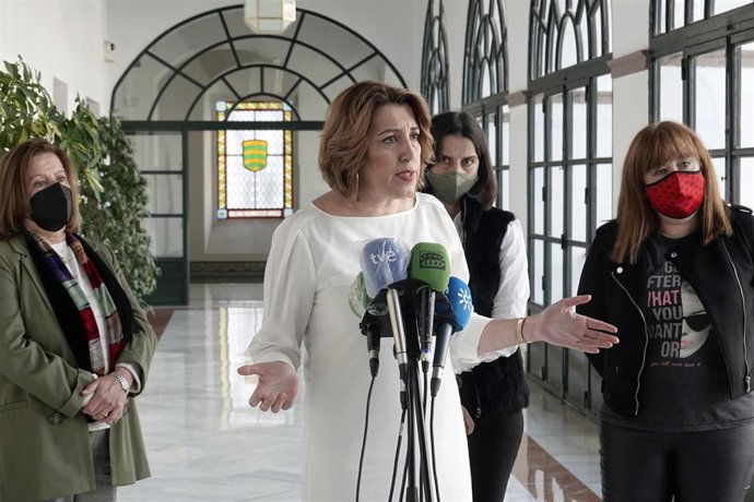 La secretaria general del PSOE-A, Susana Díaz, en una atención a medios en el Parlamento.