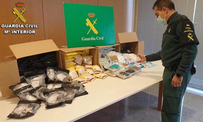 Mascarillas ilegales incautadas en un control de la Guardia Civil en Vilaboa (Pontevedra)
