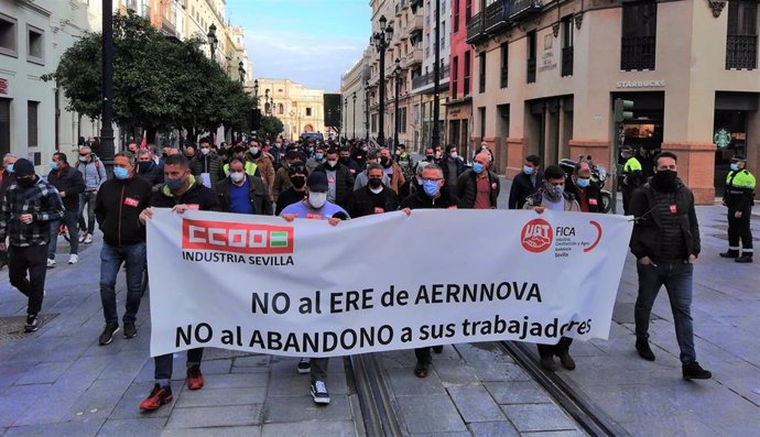 Manifestación de CCOO y UGT para exigir la retirada del ERE de Aernnova