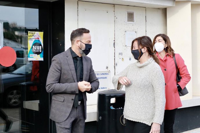 Francina Armengol con el alcalde de Capdepera, Rafel Fernández, y la directora general de Turismo, Rosana Morillo.