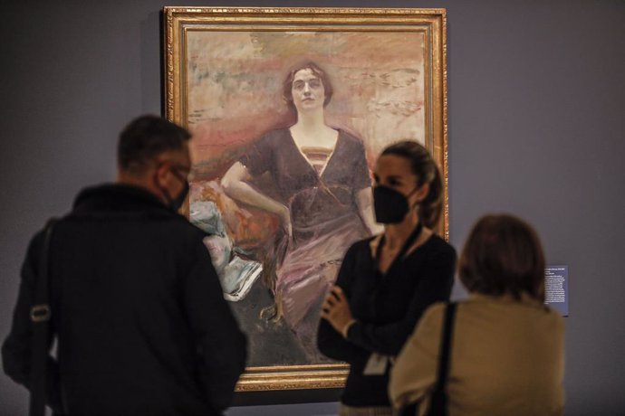 Tres visitantes junto al retrato de Catalina Bárcena que se encuentra en la exposición Sorolla. Femenino plural, en la Fundación Bancaja, en Valncia.  