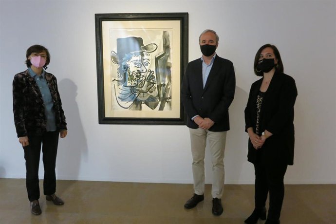 El alcalde de Zaragoza, Jorge Azcón, y la vicealcaldesa, Sara Fernández, junto a la responsable de Colecciones e Itinerancias de Fundación Telefónica, Laura Fernández Orgaz, ante una de las piezas de la exposición Destacados. Colección Telefónica'.