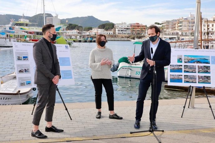 El conseller de Movilidad, Marc Pons (derecha) explica el proyecto de Cala Ratjada junto a la presidenta del Govern, Francina Armengol, y el alcalde de Capdepera, Rafel Fernández.