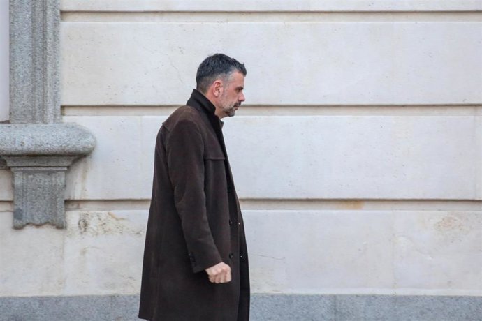 El exconseller de Territorio y Sostenibilidad, Cultura y Empresa y Conocimiento de la Generalitat Santi Vila a la salida del Tribunal Supremo en el tercer día del juicio del procés  (ARCHIVO).