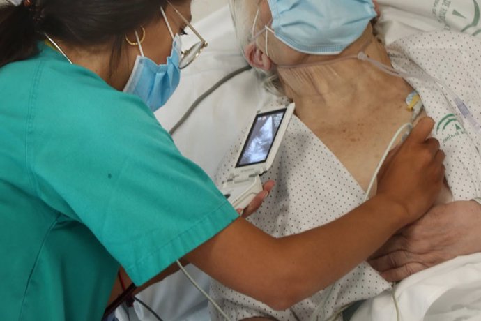 Un profesional en Urgencias del Hospital Reina Sofía atendiendo a un paciente.