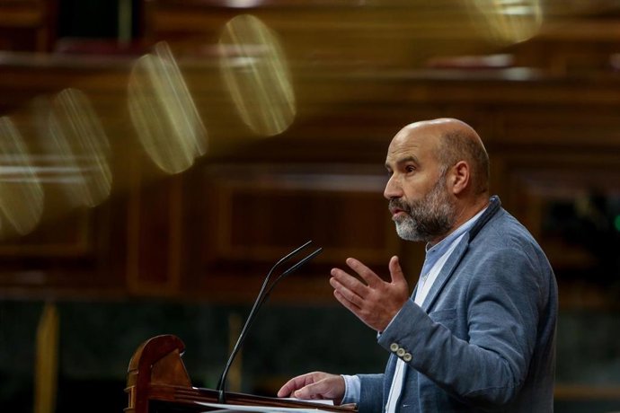 El portavoz del BNG en el Congreso, Néstor Rego, interviene durante una sesión plenaria en la Cámara Baja