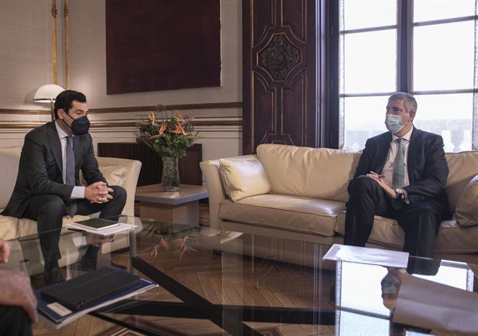 El presidente de la Junta de Andalucía, Juanma Moreno, y el presidente de Renault España, José Vicente de los Mozos, en el encuentro que han mantenido este miércoles en Sevilla.