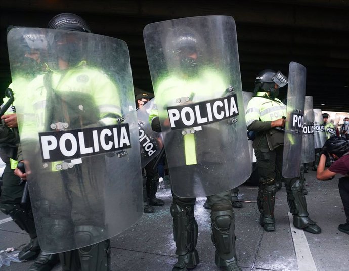 21 November 2020, Colombia, Bogota: Police officers stand guard during a march against the social and economic policies of Colombian President Ivan Duque. Photo: Daniel Garzon Herazo/ZUMA Wire/dpa